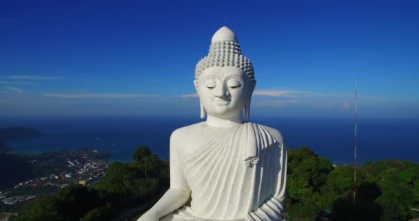 Luftaufnahmen Phuket Großer Buddha Blauem Himmel — Stockvideo