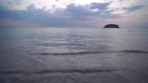 Dulce Puesta Sol Playa Kata Phuket Tailandia — Vídeo de stock