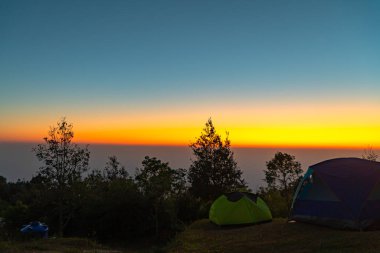 Khun Sathan Milleti Parkı Nan şehrinin tepesinde kamp kurarken gün doğuyor.