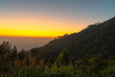 Khun Sathan Milleti Parkı 'ndaki dağ sırasının üzerinde altın gün doğumu.