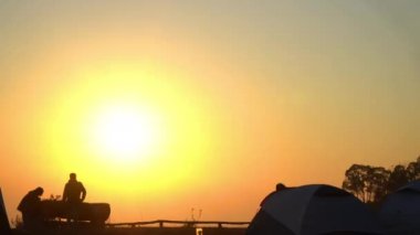 Khun Sathan Milleti 'nin Nan Eyaleti' nin tepesinde kamp yaparken Thsunrise yükseldi.
