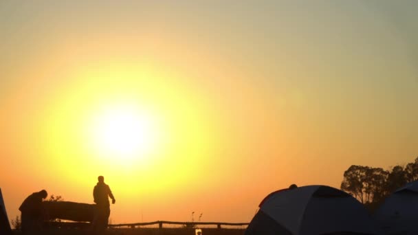 Ανατολή Πάνω Από Κάμπινγκ Στην Κορυφή Του Βουνού Khun Sathan — Αρχείο Βίντεο