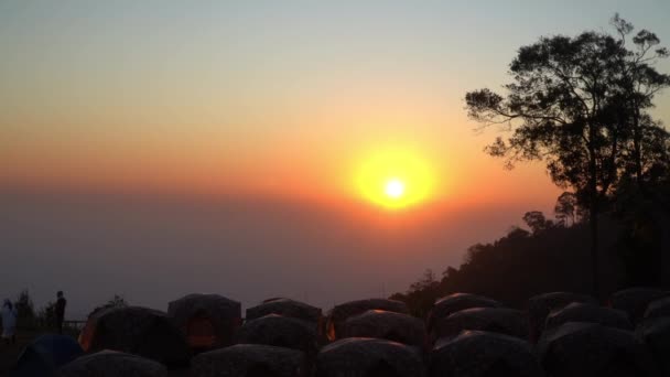 Восход Солнца Над Кемпингом Вершине Горы Кхун Сатан Национальный Парк — стоковое видео