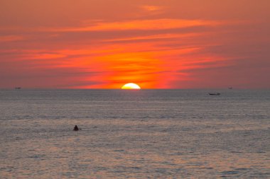 Kata sahilinde gün batımı Phuket Tayland