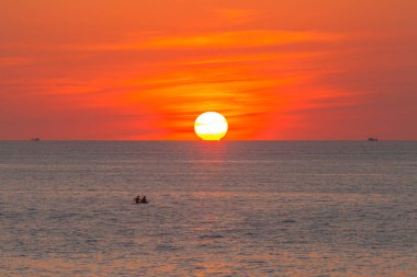 Kata sahilinde gün batımı Phuket Tayland