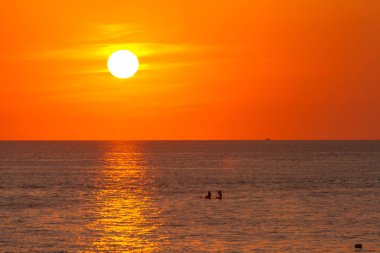 Kata sahilinde gün batımı Phuket Tayland