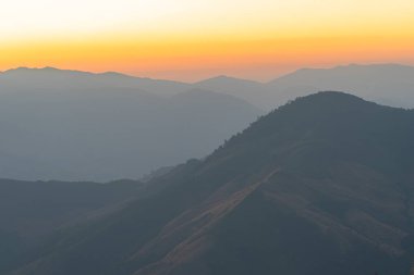 Tayland 'ın Nan ilinde Doi Pha Phung dağının tepesinde güneşin doğuşu..