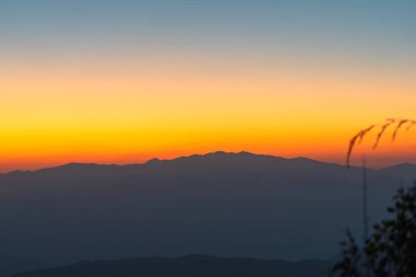 Tayland 'ın Nan ilinde Doi Pha Phung dağının tepesinde güneşin doğuşu..