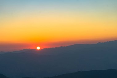 Tayland 'ın Nan ilinde Doi Pha Phung dağının tepesinde güneşin doğuşu..