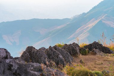 Tayland 'ın Nan ilinde Doi Pha Phung dağının tepesinde güneşin doğuşu..