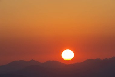 Tayland 'ın Nan ilinde Doi Pha Phung dağının tepesinde güneşin doğuşu..
