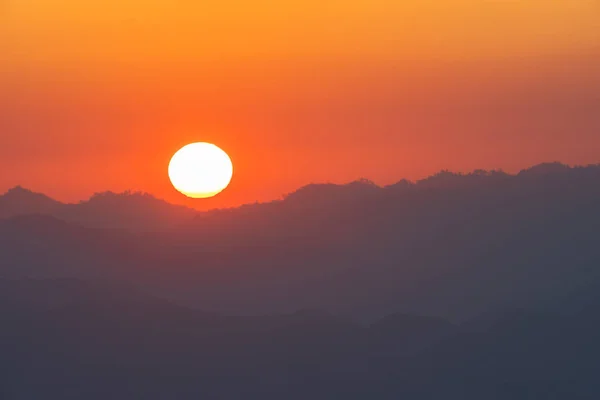 Landschaft Sonnenaufgang Über Dem Bergrücken Auf Doi Pha Phung Der — Stockfoto