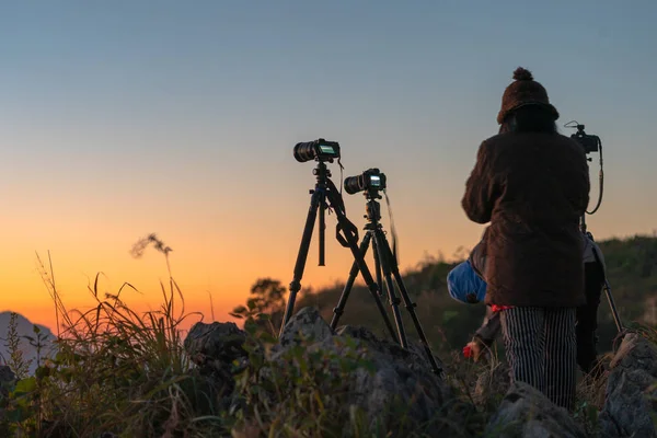 Fotografen Stellen Kameras Auf Bei Sonnenaufgang Fotografieren — Stockfoto