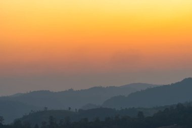 Khun Sathan Milleti Parkı 'ndaki dağ sırasının üzerinde altın gün doğumu.