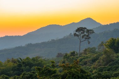 Khun Sathan Milleti Parkı 'ndaki dağ sırasının üzerinde altın gün doğumu.