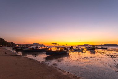 Denizdeki güzel güneş ışığının manzaralı yansıması Rawai denizinde yüzen balıkçı tekneleri.