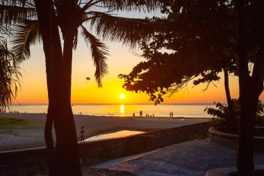 Karon sahilinde gün batımı Phuket Tayland