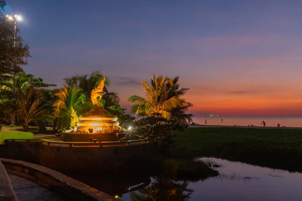 Pôr Sol Atrás Estátua Dragão Dourado Praia Karon Phuket Tailândia — Fotografia de Stock