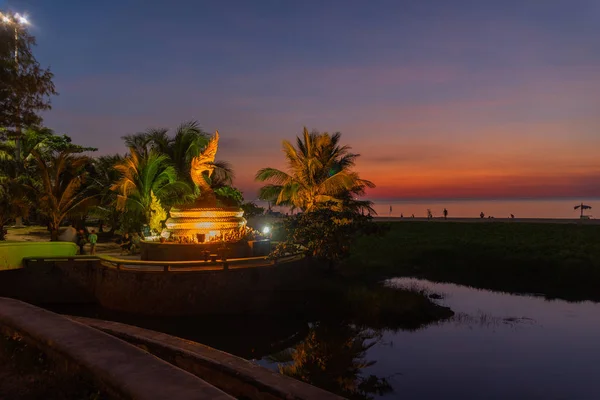 Pôr Sol Atrás Estátua Dragão Dourado Praia Karon Phuket Tailândia — Fotografia de Stock