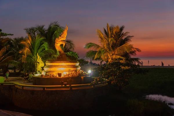 Pôr Sol Atrás Estátua Dragão Dourado Praia Karon Phuket Tailândia — Fotografia de Stock
