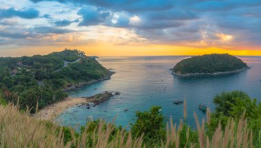 Promthep pelerini ve rüzgar türbini manzarasının önündeki adam adası. Promthep pelerini ve rüzgar türbini