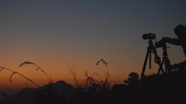Фотограф Установил Камеру Сделать Снимки Восхода Солнца Над Горным Хребтом — стоковое видео