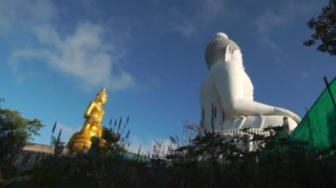 Altın Buda heykeli Phuket 'in arkasında Büyük Buda Phuket Tayland' da