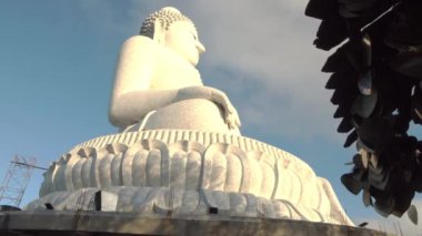 Dua, Büyük Buda heykelinin yanındaki küçük bir çadırda asılı duran kalp şeklinde altın bir tabağa yazılmıştı..