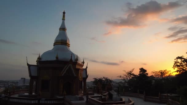 Solnedgång Bakom Den Vackra Pagoden Langsan Templet Phuket Stad — Stockvideo