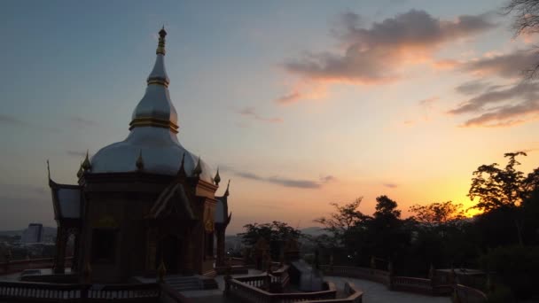 Puesta Sol Detrás Hermosa Pagoda Del Templo Langsan Ciudad Phuket — Vídeos de Stock