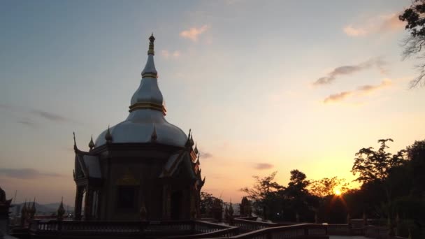 Puesta Sol Detrás Hermosa Pagoda Del Templo Langsan Ciudad Phuket — Vídeos de Stock