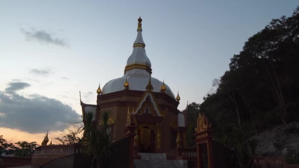 Zonsondergang Achter Prachtige Pagode Van Langsan Tempel Phuket Stad — Stockvideo