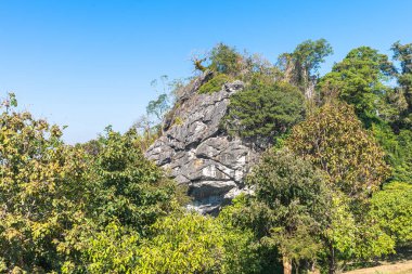 Doi Samurdow 'daki aslan başı taşı Tayland' ın kuzeyindeki Nan eyaletindeki yüksek dağda.