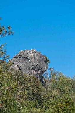 Doi Samurdow 'daki aslan başı taşı Tayland' ın kuzeyindeki Nan eyaletindeki yüksek dağda.