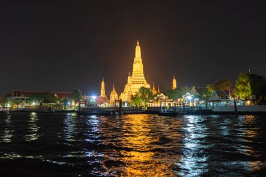 Büyük aydınlatılmış tapınak Wat Arun gün batımından sonra Chao Phraya Bangkok, Tayland 'da
