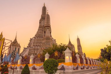 Büyük aydınlatılmış tapınak Wat Arun gün batımından sonra Chao Phraya Bangkok, Tayland 'da