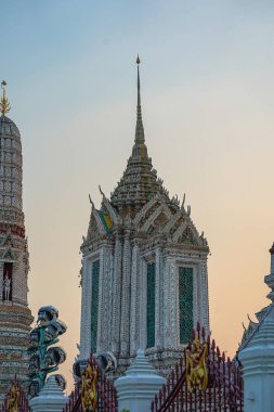 Büyük aydınlatılmış tapınak Wat Arun gün batımından sonra Chao Phraya Bangkok, Tayland 'da