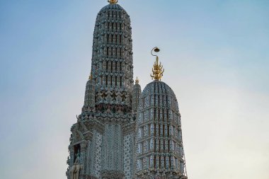 Büyük aydınlatılmış tapınak Wat Arun gün batımından sonra Chao Phraya Bangkok, Tayland 'da
