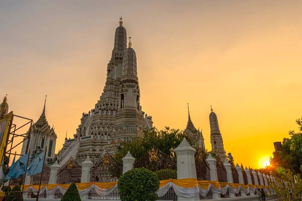 Grande Tempio Illuminato Wat Arun Dopo Tramonto Visto Attraverso Fiume — Foto Stock