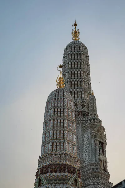 Duża Oświetlona Świątynia Wat Arun Zachodzie Słońca Widziałem Przez Rzekę — Zdjęcie stockowe