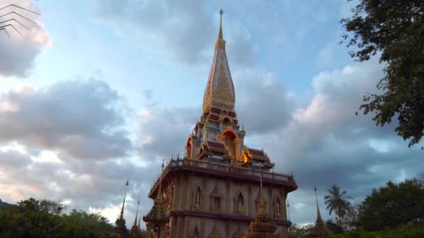 Atardecer Pagoda Chalong Temple Wat Chalong Más Grande Más Venerado — Vídeos de Stock