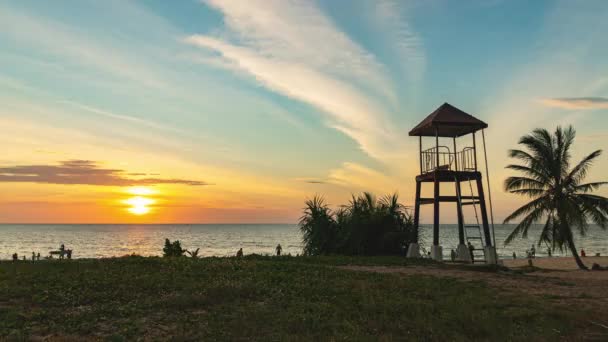 Karon Sahilindeki Cankurtaran Kulesinde Günbatımının Zamanlaması Karon Plajı Geniş Uzun — Stok video