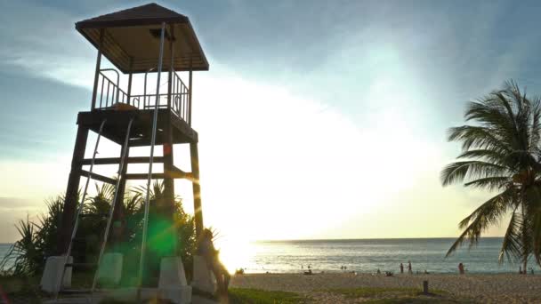 Muž Kráčí Fotit Kolem Lifegaurd Věž Při Západu Slunce Pláži — Stock video