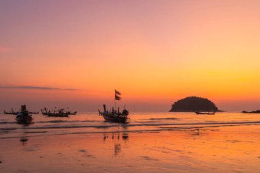 Gün batımında balıkçı tekneleri Kata sahilinde Phuket Tayland 'da