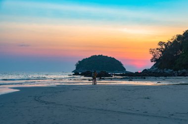 Kata sahilindeki Pu adasının üzerinde güzel bir günbatımı Phuket. 