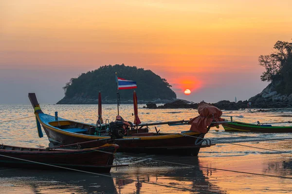 Kerek Piros Nap Naplementekor Felett Halászhajók Kata Strand Phuket Thaiföld — Stock Fotó