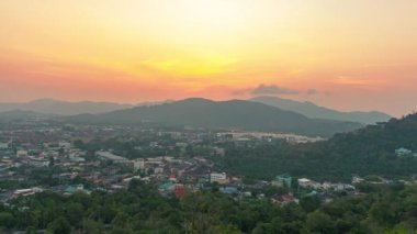 Khao Rang perspektifinden gün doğumunda gökyüzü sönecek.