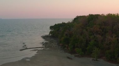Gün batımında Kwang Adası.