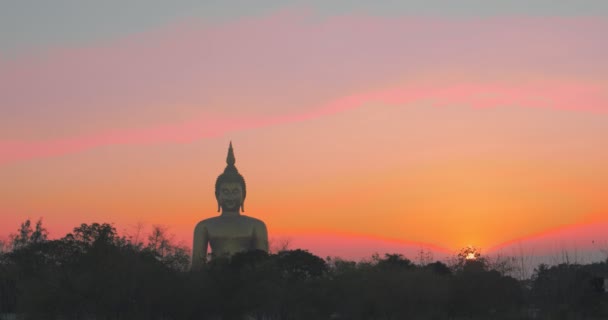 Timelapse Puesta Sol Detrás Estatua Buda Más Grande Del Mundo — Vídeos de Stock