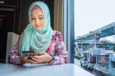 Güzel İslami kızlar cep telefonlarını kullanarak mealbangkok, mavi, diş teli, otobüs, güzel,